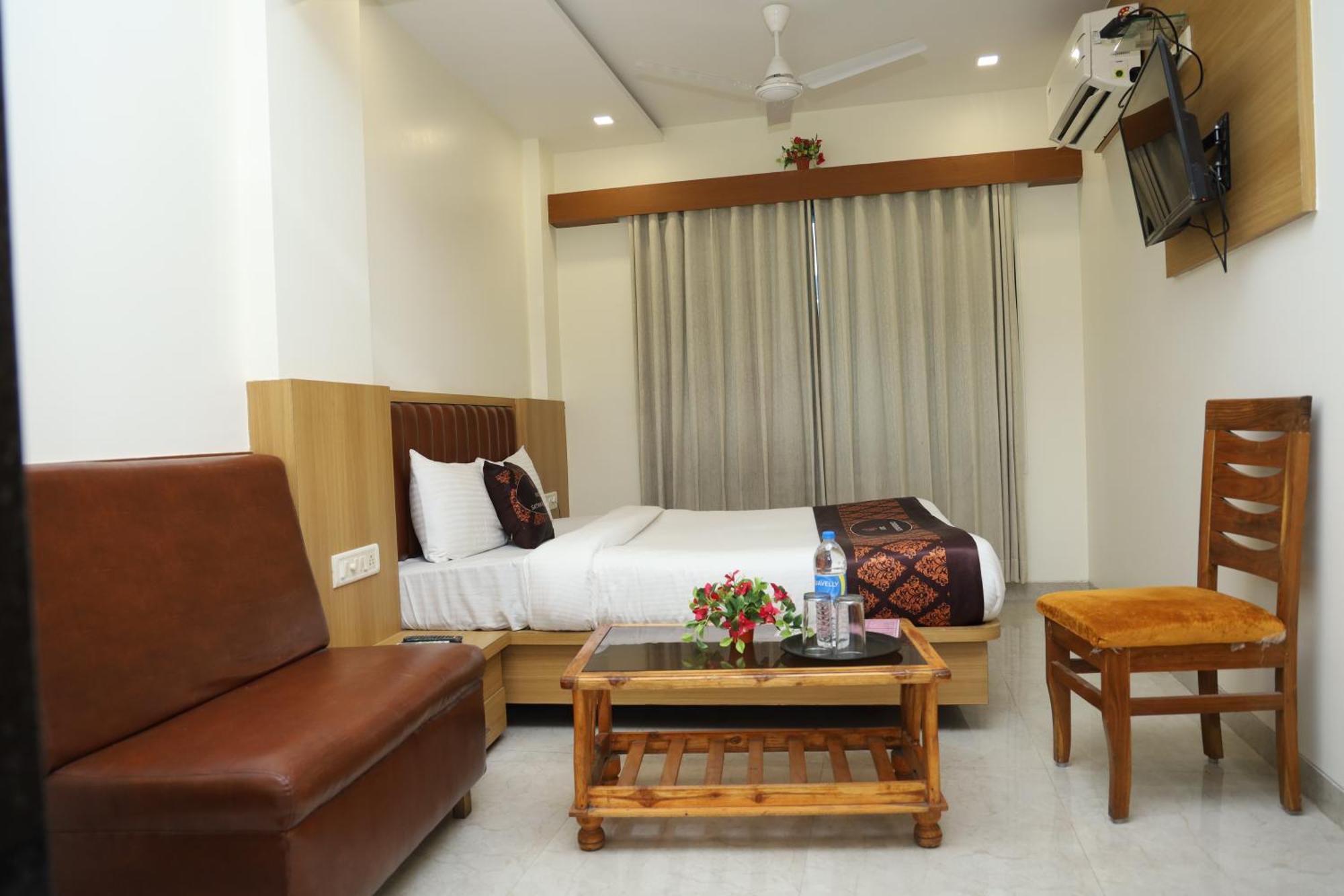 Hotel Satyam Residency Nova Bombaim Exterior foto