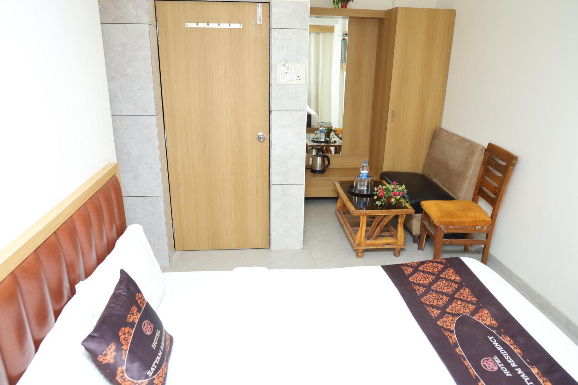 Hotel Satyam Residency Nova Bombaim Exterior foto